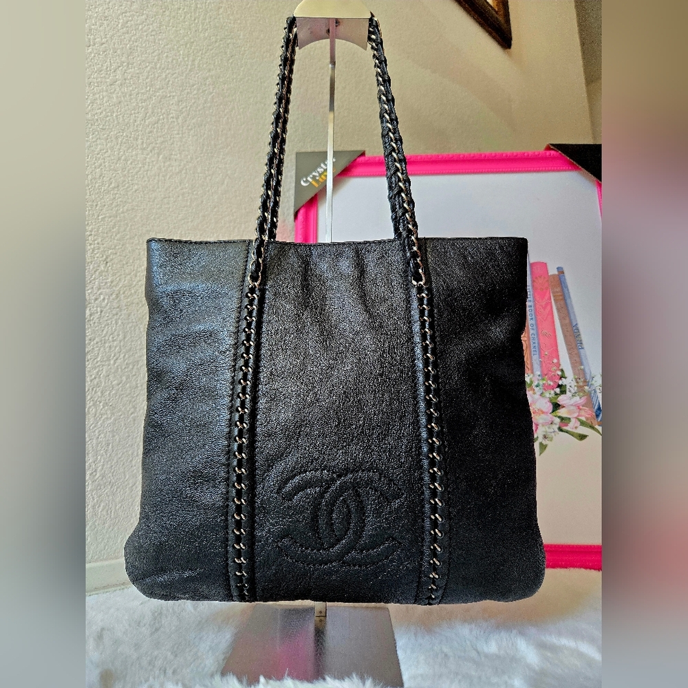 Chanel Luxe Ligne Tote Bag - Picture 3 of 16
